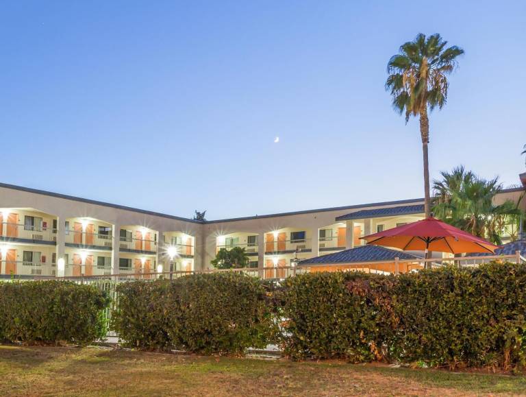 Super 8 By Wyndham Bakersfield/Central — photo 3