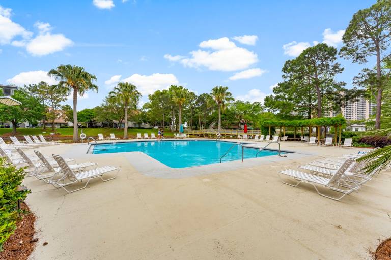 Vacation home with heated pool, BBQ & patio | Lake view — photo 4