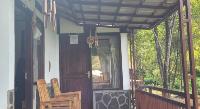 Lodge with yard & patio — photo 2