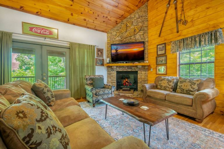 Waterfront S'mores, Hot Tub Soaks, Game Nights, Family Movies & Nearby Attractions - River Retreat — photo 4