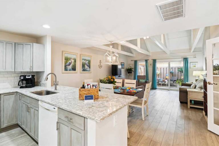 Condo with BBQ & pool — photo 2