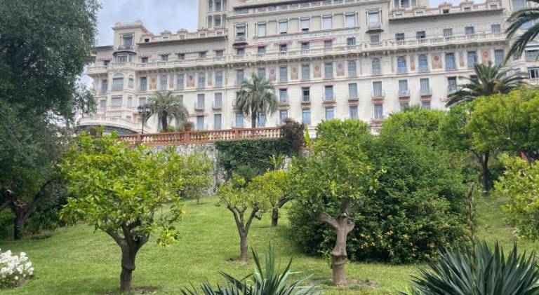 Apartment with yard in Menton