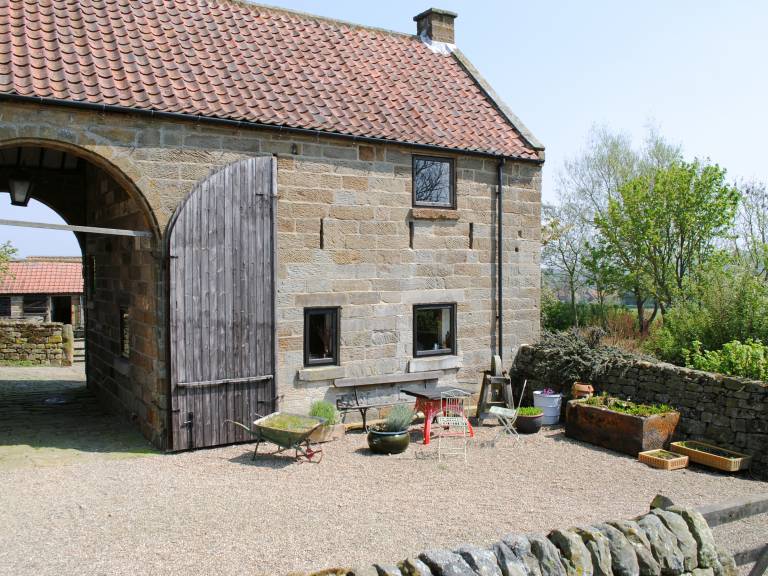 Cottage with pool — photo 2