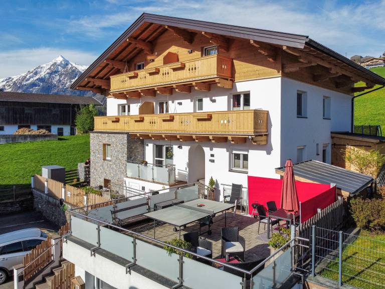 Family-oriented lovely holiday apartment with terrace, yard & grill | Close to the ski | Pet-friendly in Kaprun