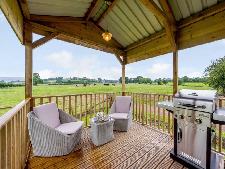 Lodge with terrace & BBQ in Abergavenny