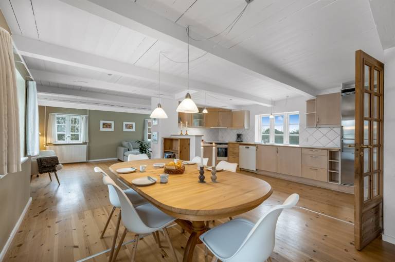 Fully equipped vacation home with patio | Pet-friendly — photo 2