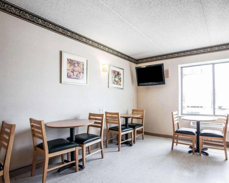 Rodeway Inn & Suites Milwaukee Airport — photo 4