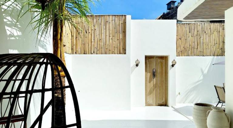 Villa with jacuzzi, pool & patio in Kuta