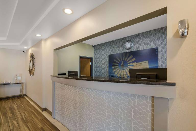 SureStay Plus by Best Western Topeka Northwest — photo 4
