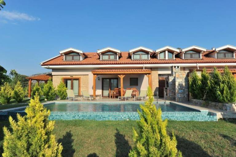 Lodge with terrace, BBQ & pool — photo 4