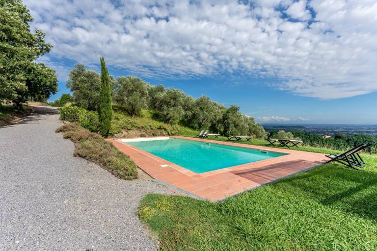 Villa with barbeque, private pool & yard — photo 2