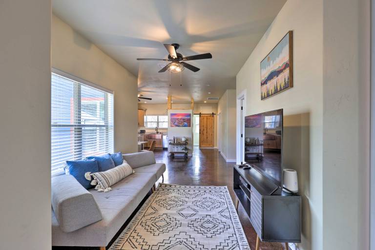 Modern Retreat: 3 Blocks to Dtwn Williams + Rte 66 — photo 2