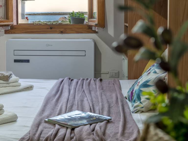 Apartment with pool, patio & yard | Sea view — photo 4