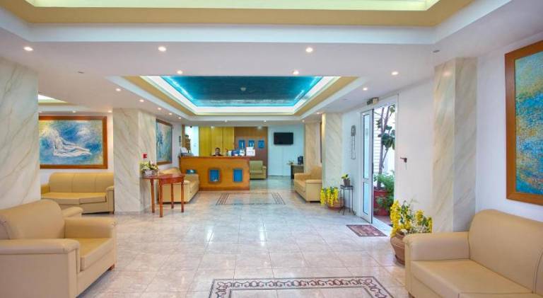 Serviced apartment with yard, pool & patio — photo 4
