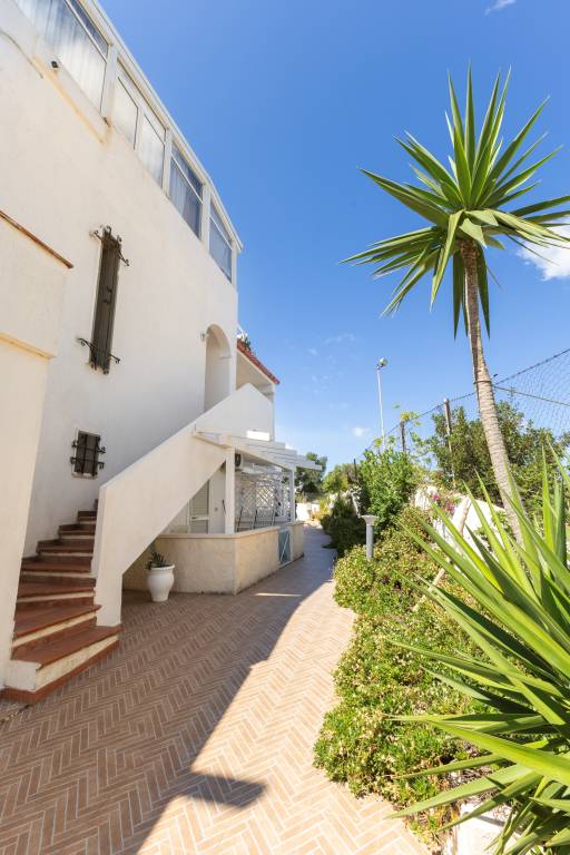 Apartment with pool, garden & grill | Garden view — photo 5