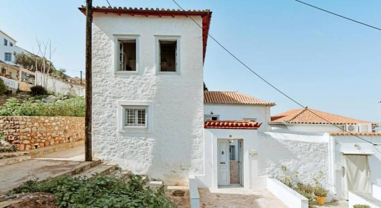 Serviced apartment with terrace & garden in Hydra