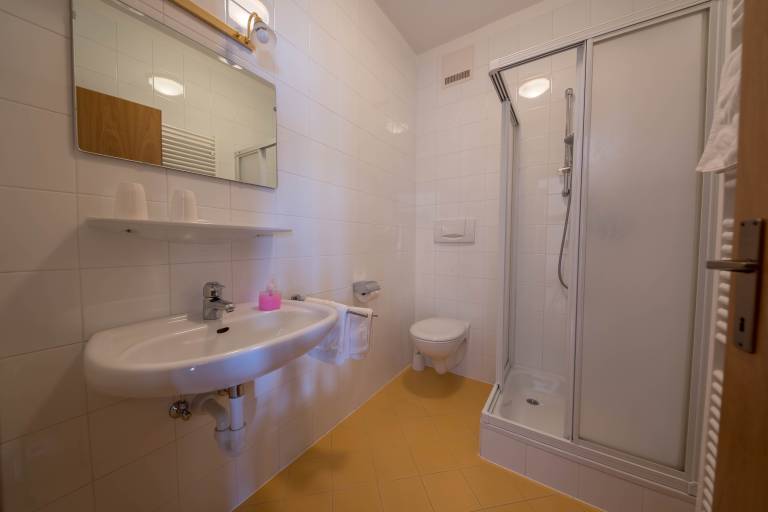 Lovingly Furnished Apartment with Balcony and Stunning City Views at Residence Margreth — photo 3