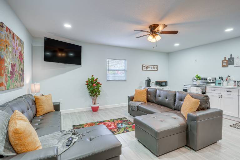 Vibrant Tampa Home: Perfect for Long Stays! — photo 5