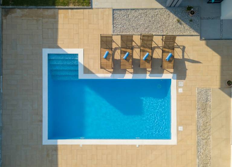 Villa with private pool, BBQ & patio — photo 2