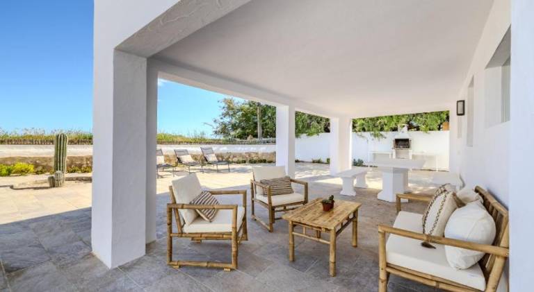 Villa with barbecue, patio & yard — photo 4