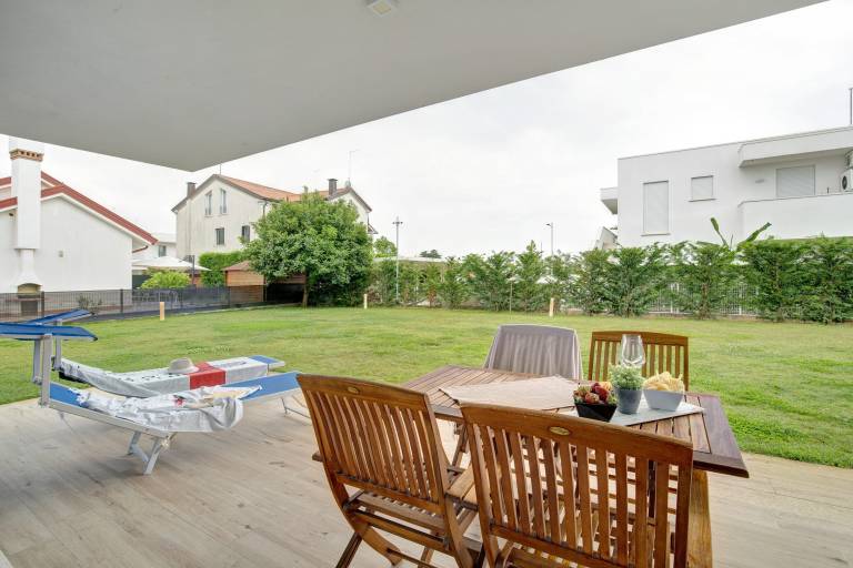 Rental apartment with fast internet & yard | City view in Jesolo