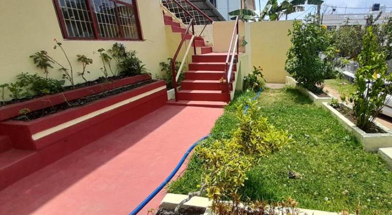 Bungalow with terrace & yard — photo 5
