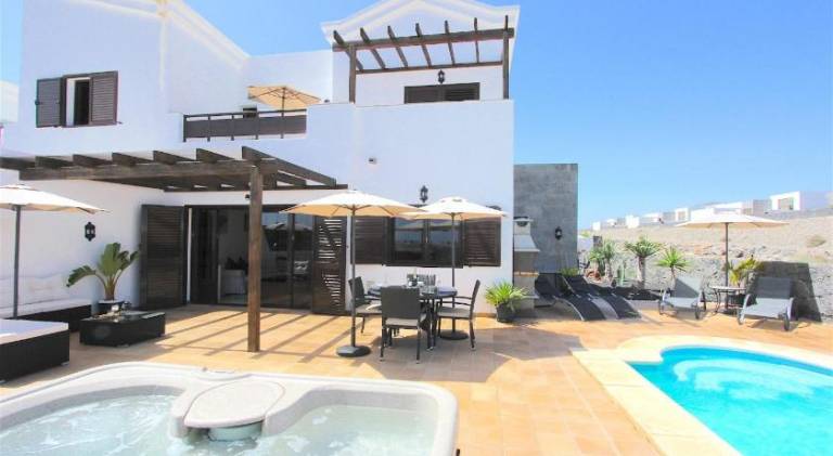 Villa with pool & jacuzzi | Pets are welcome in Yaiza