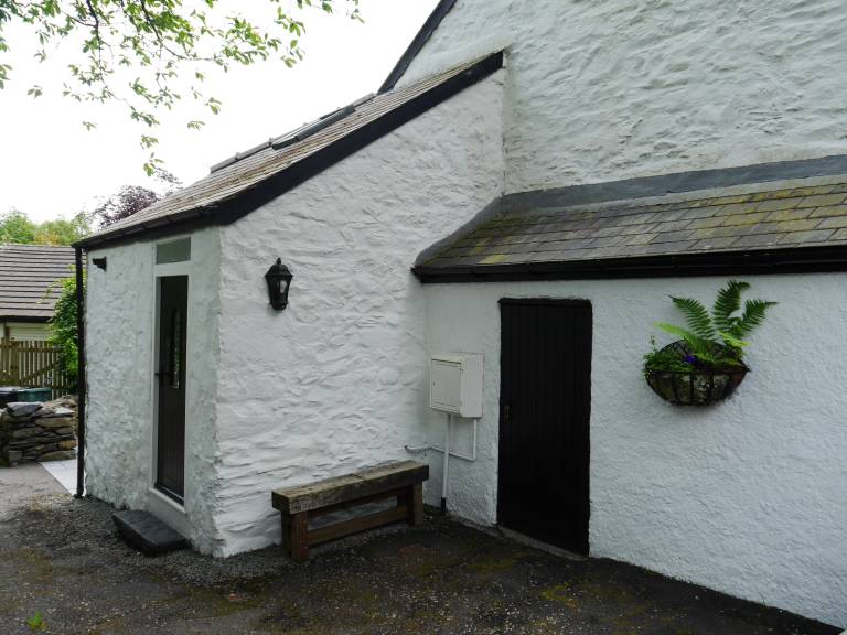 Cottage with yard — photo 2