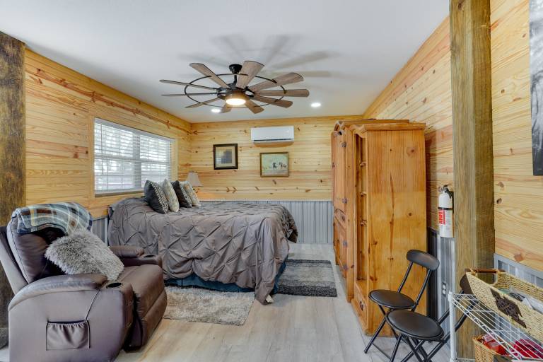 Farm Stay: Modern Barndominium in Lakeland! — photo 3