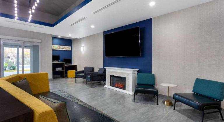 La Quinta Inn & Suites by Wyndham Tampa Central — photo 4