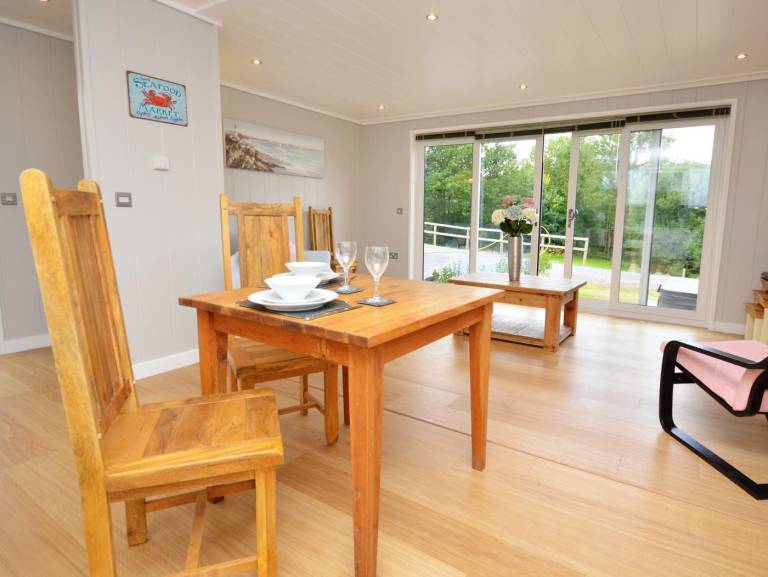 Lodge with barbecue & garden | Water view — photo 4