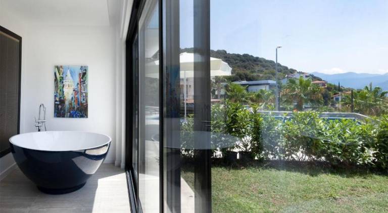 Villa with private pool, grill & yard — photo 4