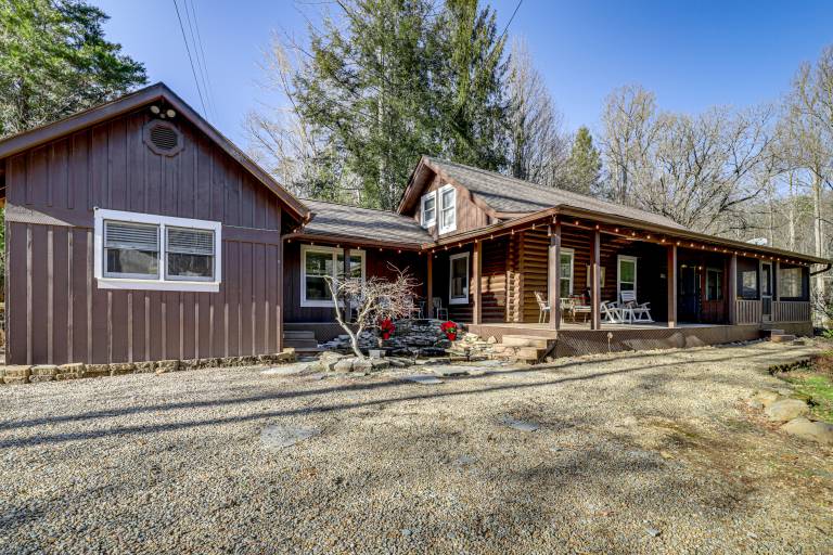 Pet-Friendly Gatlinburg Cabin w/ Hot Tub! — photo 4