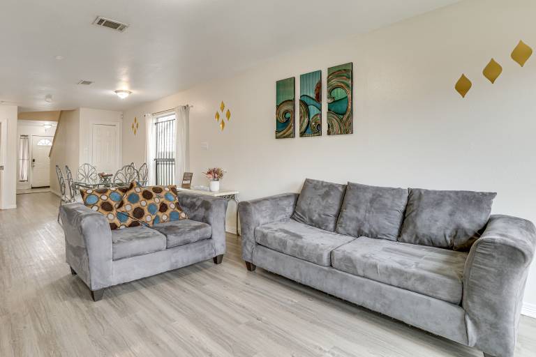 Ideal Location 4 Mi to Med Center! Houston Duplex — photo 5