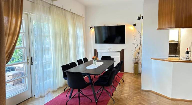 Apartment with pool & yard — photo 4