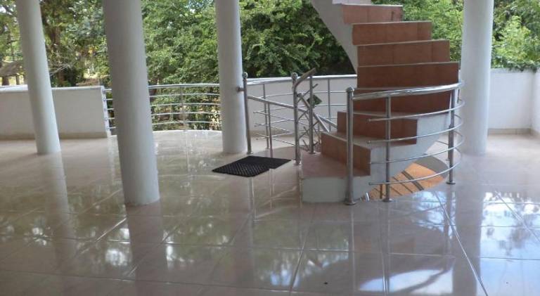House with yard & terrace — photo 3