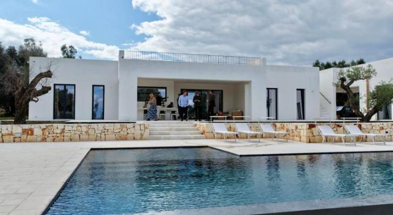 Villa with private pool, BBQ & garden | Perfect for remote work — photo 3