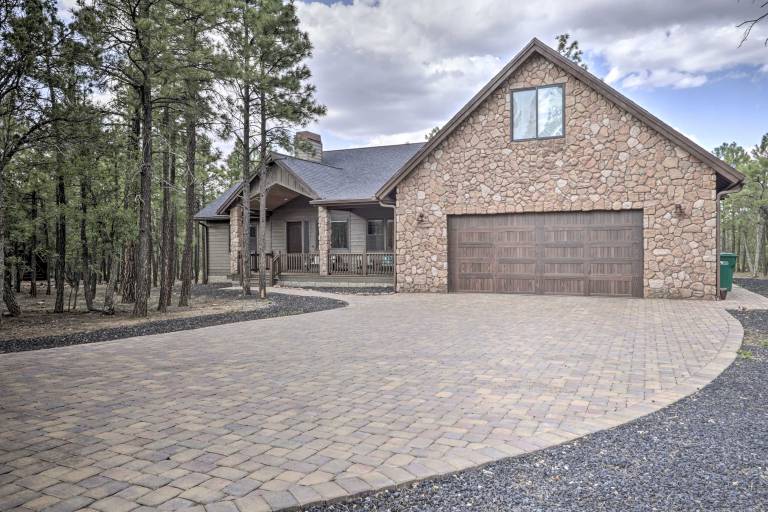 Stylish Home w/ Expansive Deck in Show Low! — photo 3
