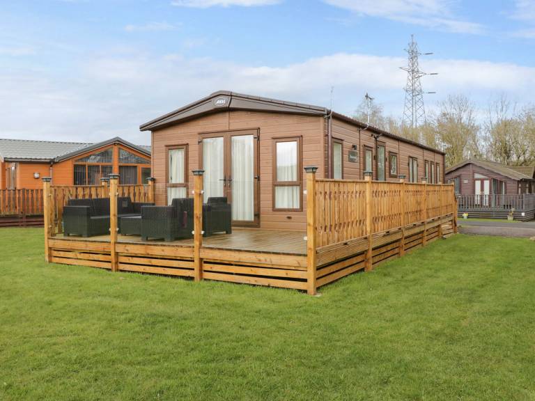 Cottage with yard & pool in Carnforth