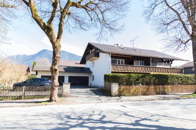 Charming 3-Room Apartment with Balcony and Mountain View in Garmisch-Partenkirchen in Garmisch-Partenkirchen