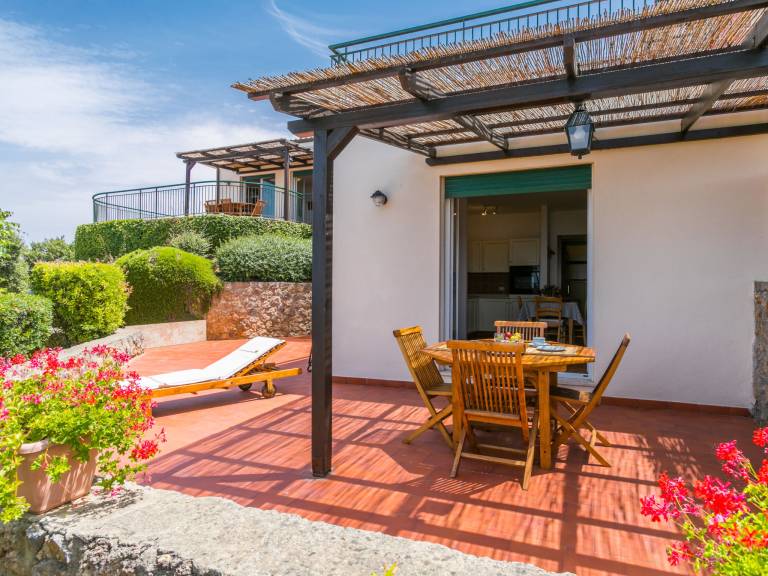 Rental apartment with garden, BBQ & terrace | Sea view — photo 3