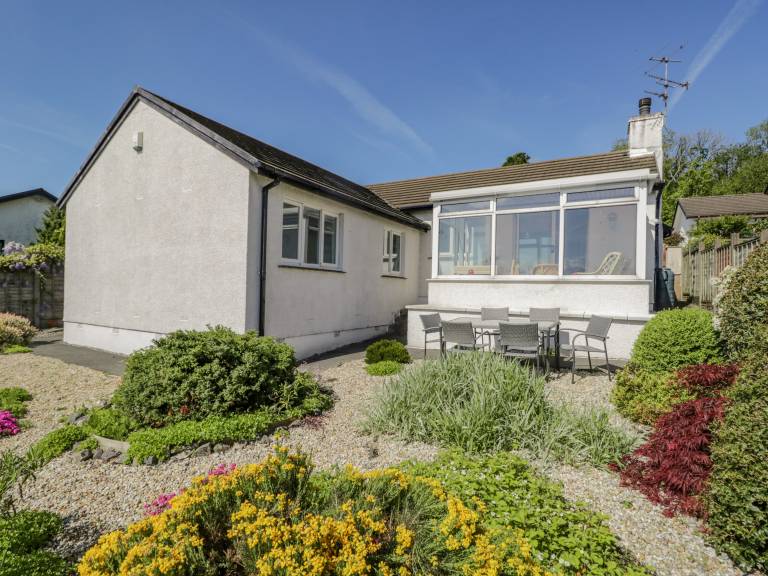 Cottage with garden — photo 2