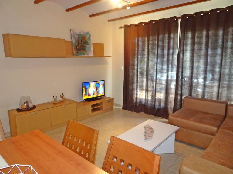 Holiday apartment with terrace, garden & pool — photo 2