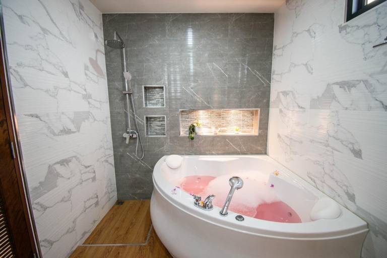 Wonderful villa with garden, patio & jacuzzi | Perfect for remote work | Dogs allowed — photo 4