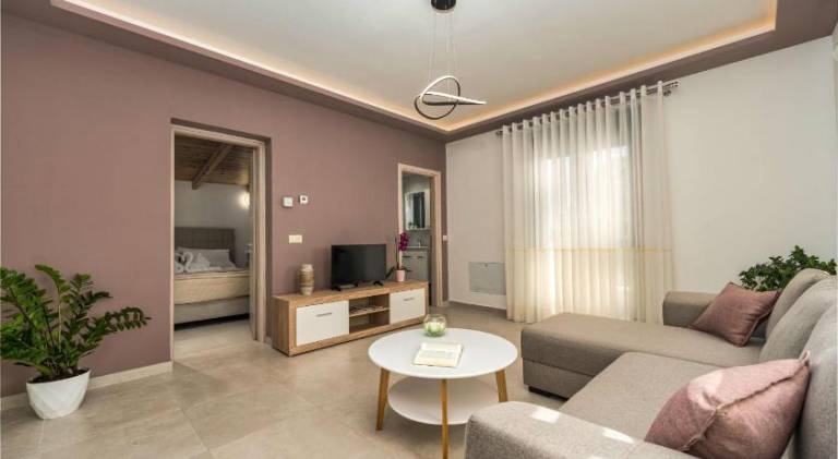 Fully equipped villa with yard, private pool & BBQ | Suitable for remote work | Pets allowed — photo 2