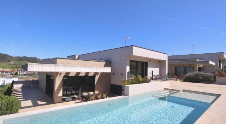 Villa with pool in Santander