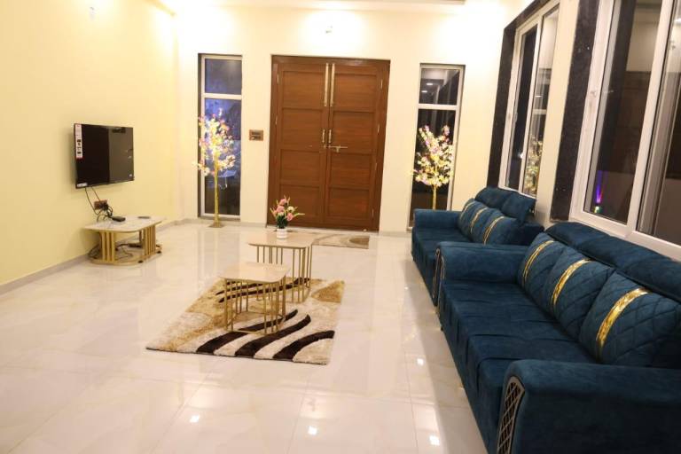 Big house with pool, terrace & yard | Pet-friendly — photo 2