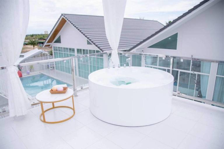 Villa with BBQ, pool & hot tub — photo 2