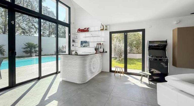 Villa with pool — photo 4