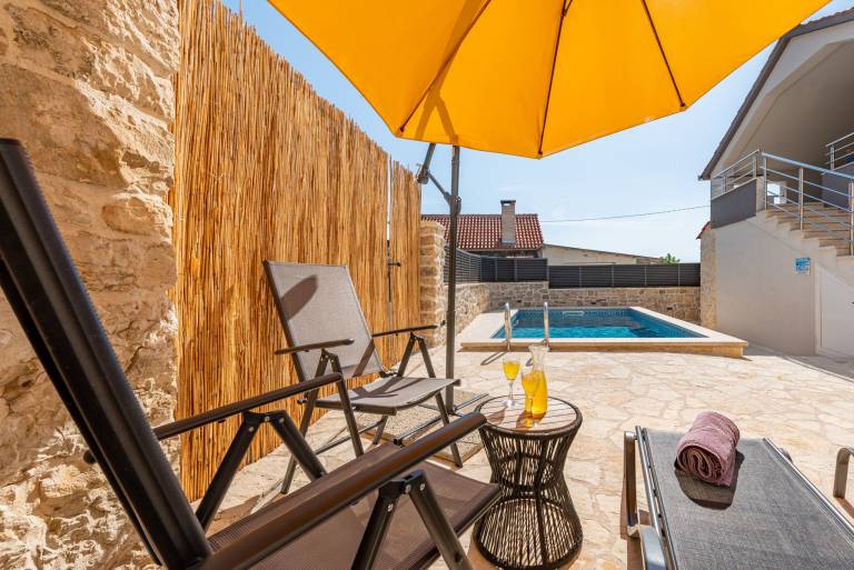 Villa with terrace, private pool & yard | Pets are welcome — photo 4